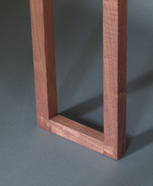 https://m.mokuzaifurniture.com/i/Classic/classic-table-dovetail-feet.JPG